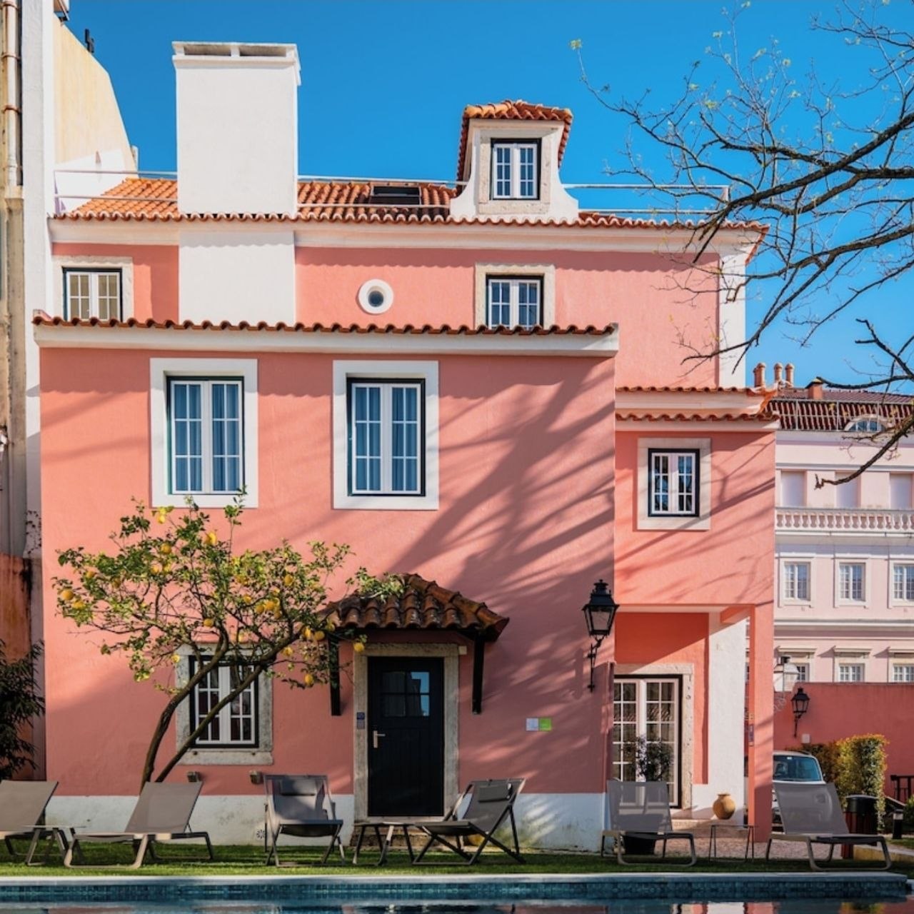 Jardim da Lapa pink exterior and pool