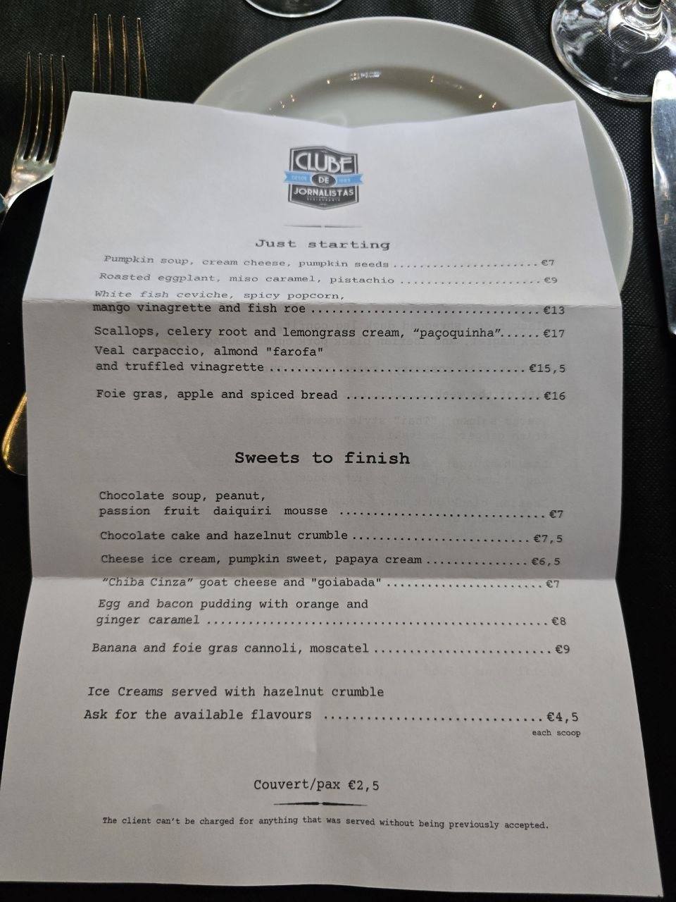 Clube de Jornalistas menu page showing starters and desserts including chocolate cake with hazelnut crumble