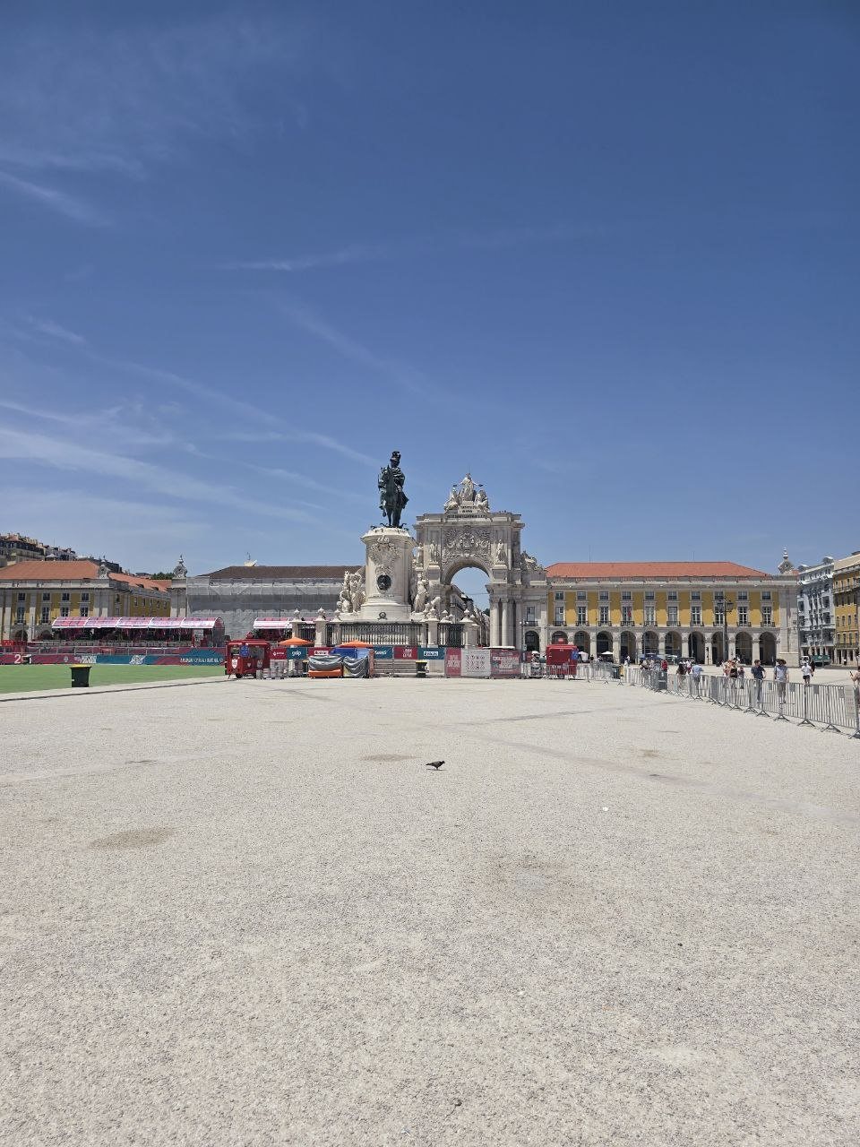 Wide view across Praça do Comércio toward the King José statue and Rua Augusta Arch