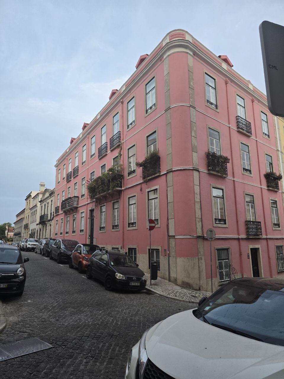 Pink Lisbon corner building on the evening walk home from Come Prima