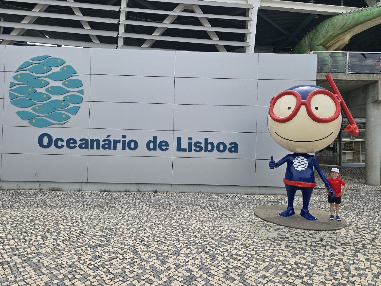 Oceanário de Lisboa sign with a smiling snorkel mascot