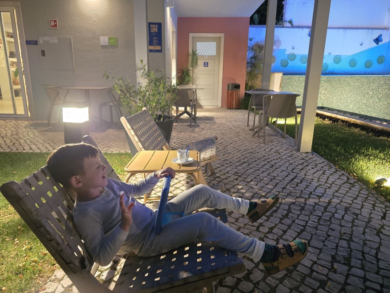 Relaxing in the Jardim da Lapa garden lounge at night