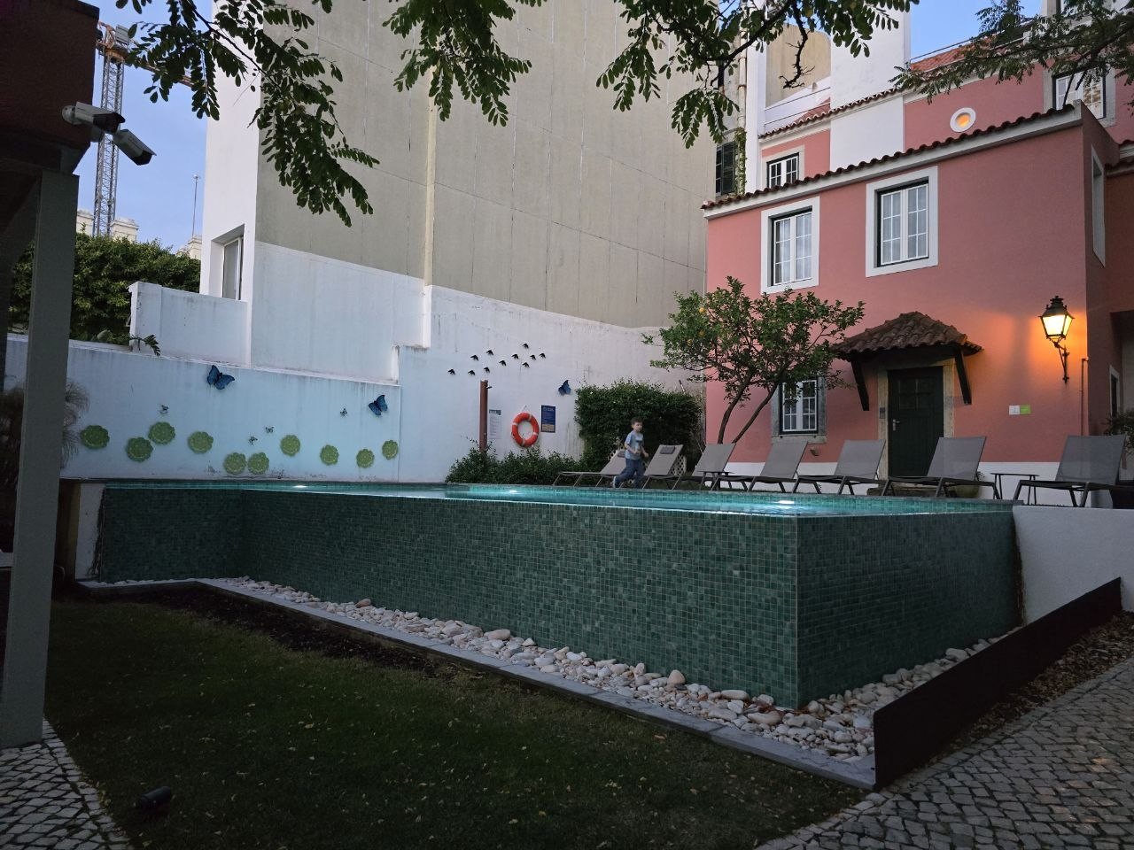 Jardim da Lapa pool and garden in the evening