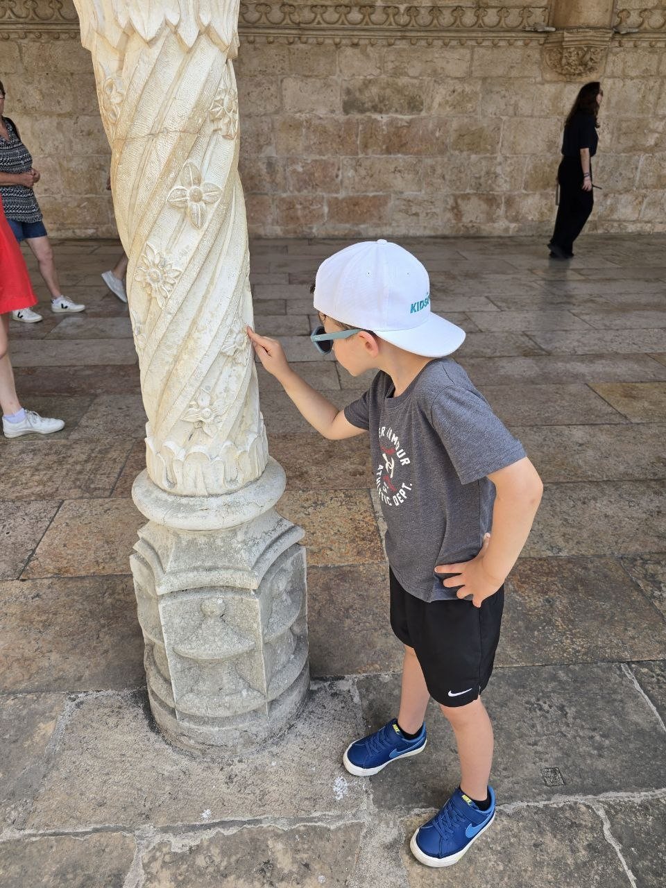 Detailed carved column inside Jerónimos Monastery