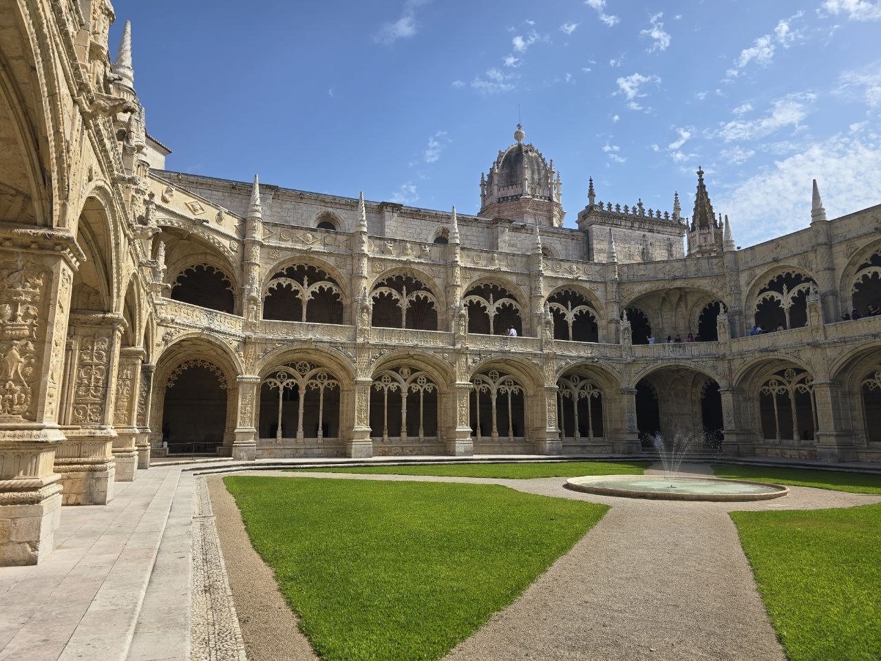 Courtyard inside Jerónimos Monastery cloister