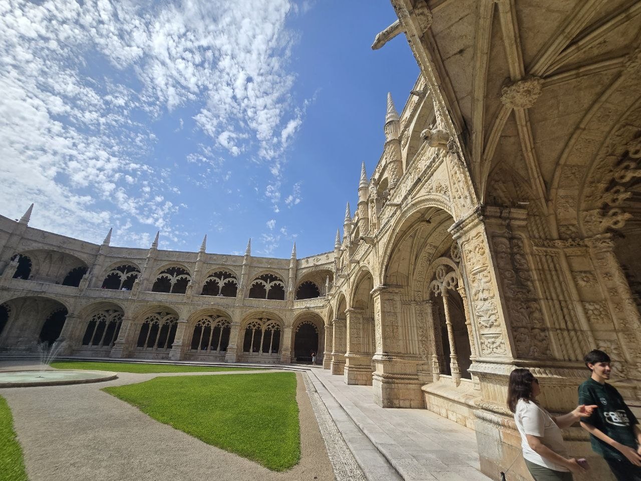 Wide view of the Jerónimos Monastery cloister