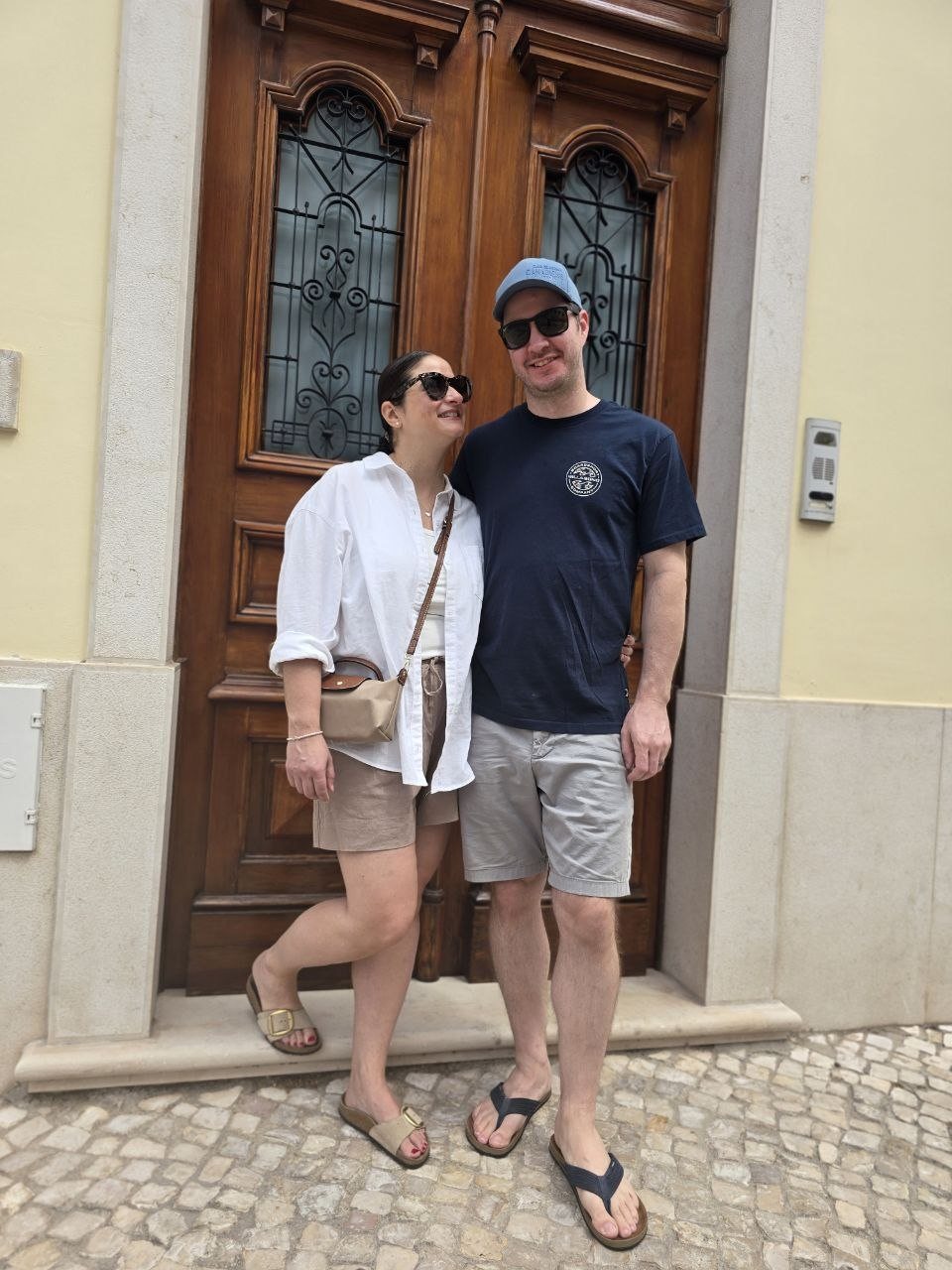 Couple photo by a tall dark Lapa doorway