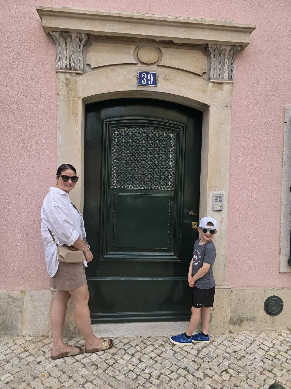 Family smiling in front of a Lapa doorway numbered 39