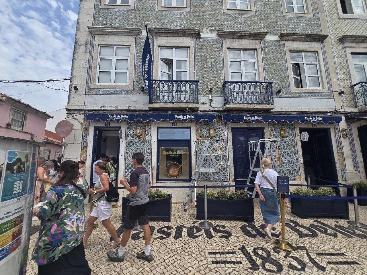 Exterior sign and entrance of Pastéis de Belém