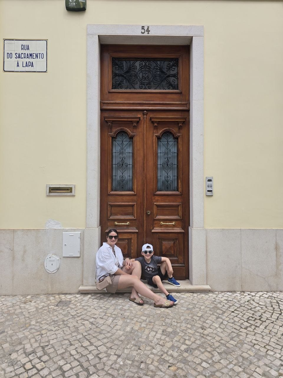 Rua do Sacramento à Lapa doorway with blue-and-white tile number 54