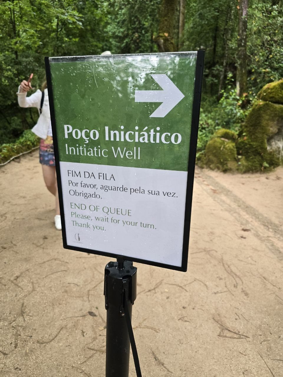 Sign pointing to the Initiation Well at Quinta da Regaleira