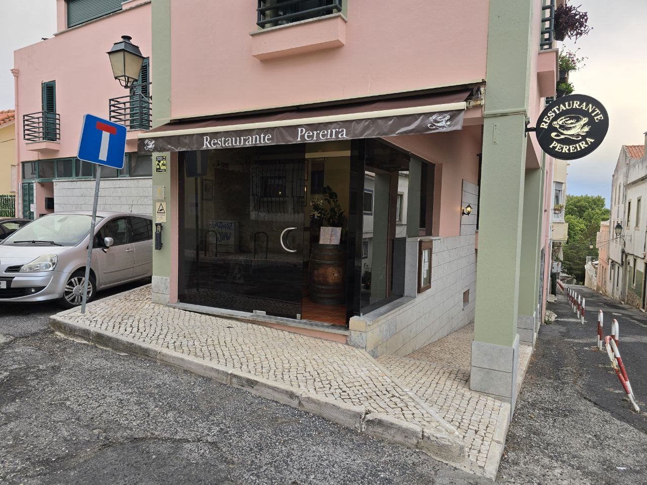 Exterior of Restaurant Pereira on a cobblestone street
