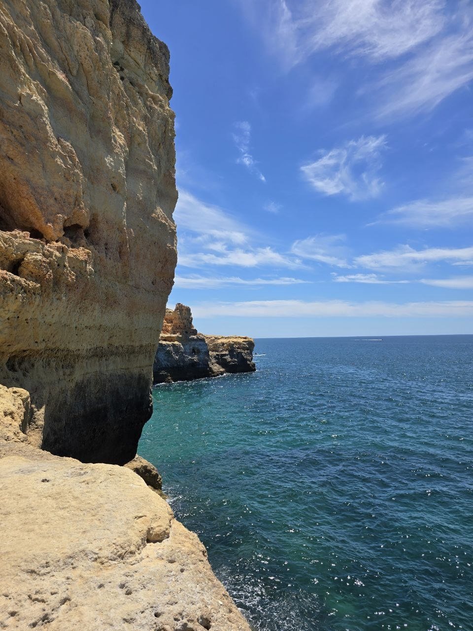 Tall limestone cliff beside deep blue ocean at Algar Seco
