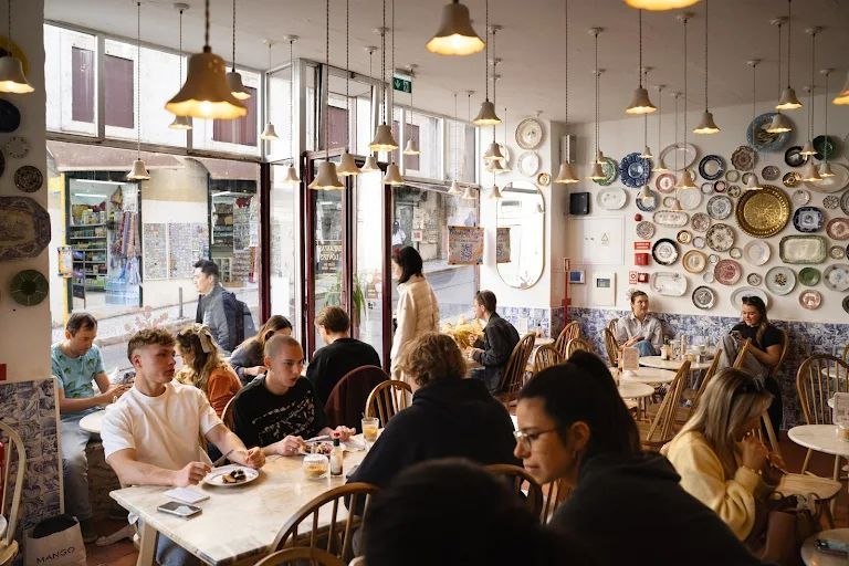 Breakfast Lovers Misericórdia photo 1: busy tiled breakfast room with wall plates