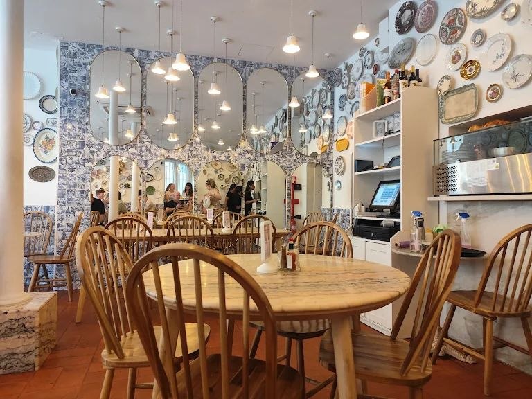 Breakfast Lovers Misericórdia photo 2: bright dining room with mirrors and wooden chairs