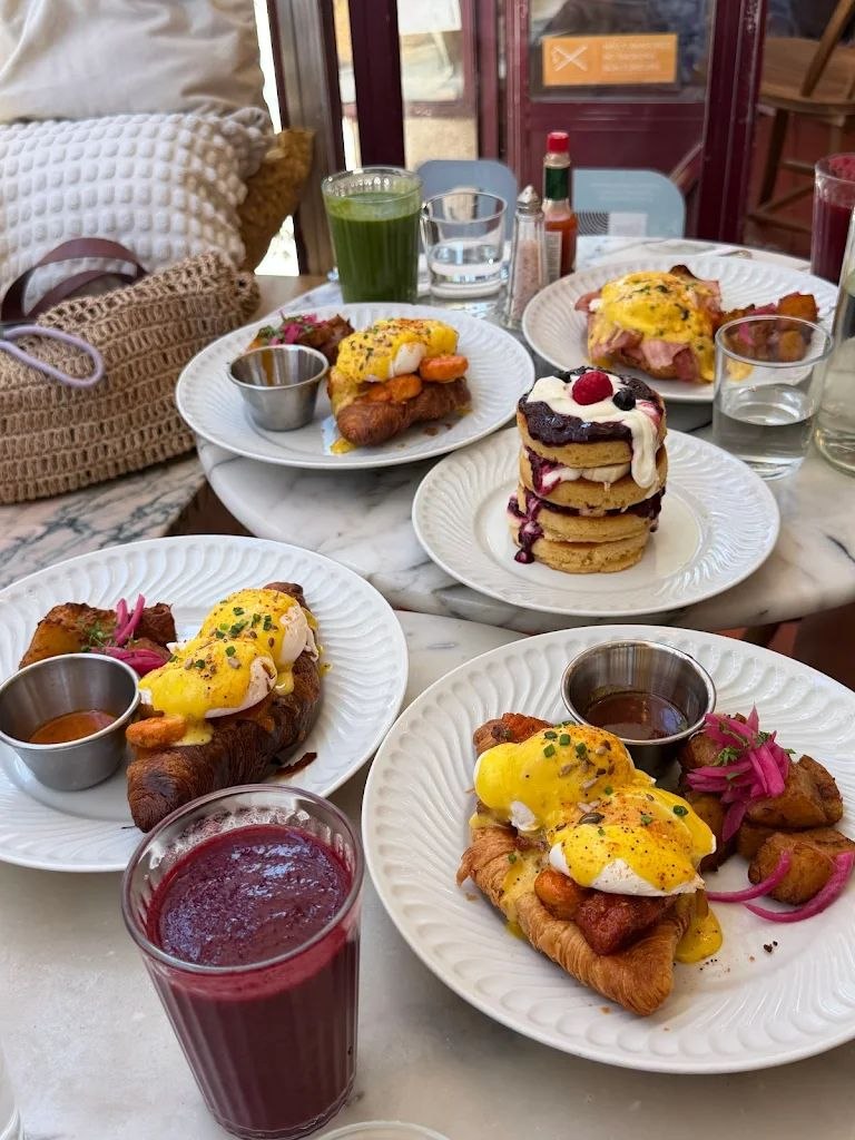 Breakfast Lovers Misericórdia photo 4: shared brunch table with croissant benedicts and pancakes