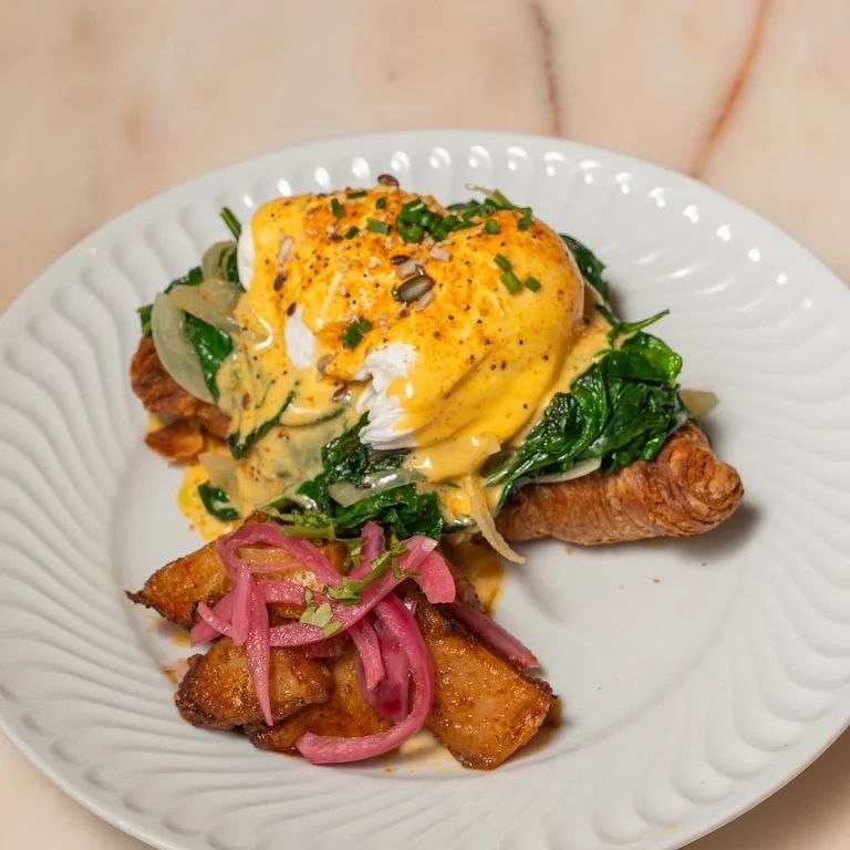 Breakfast Lovers Misericórdia photo 5: eggs benedict on a croissant with potatoes and pickled onions