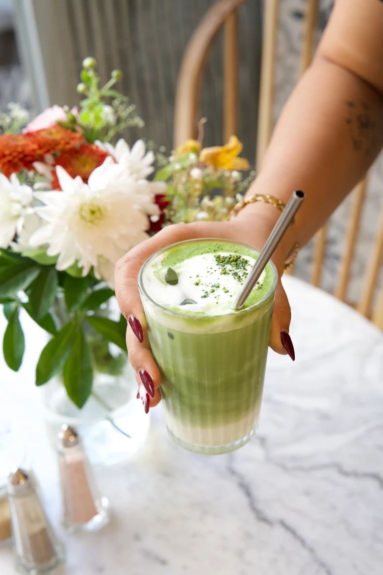 Breakfast Lovers Misericórdia photo 7: iced matcha latte with flowers on a marble table